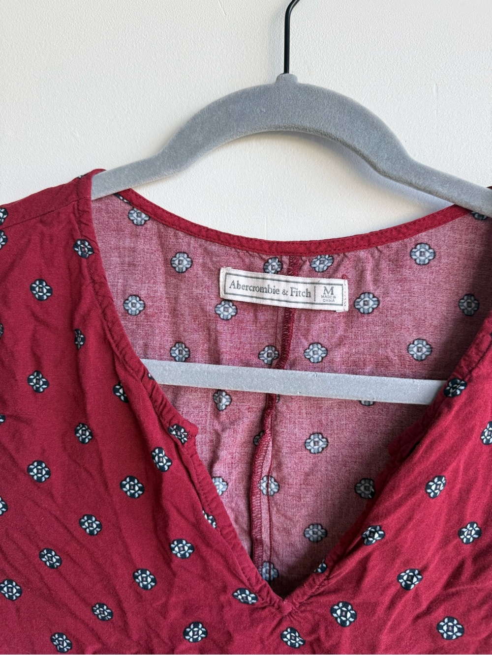 Abercrombie & Fitch Red V-Neck Long Sleeve Floral Dot Blouse - Picture 2 of 3